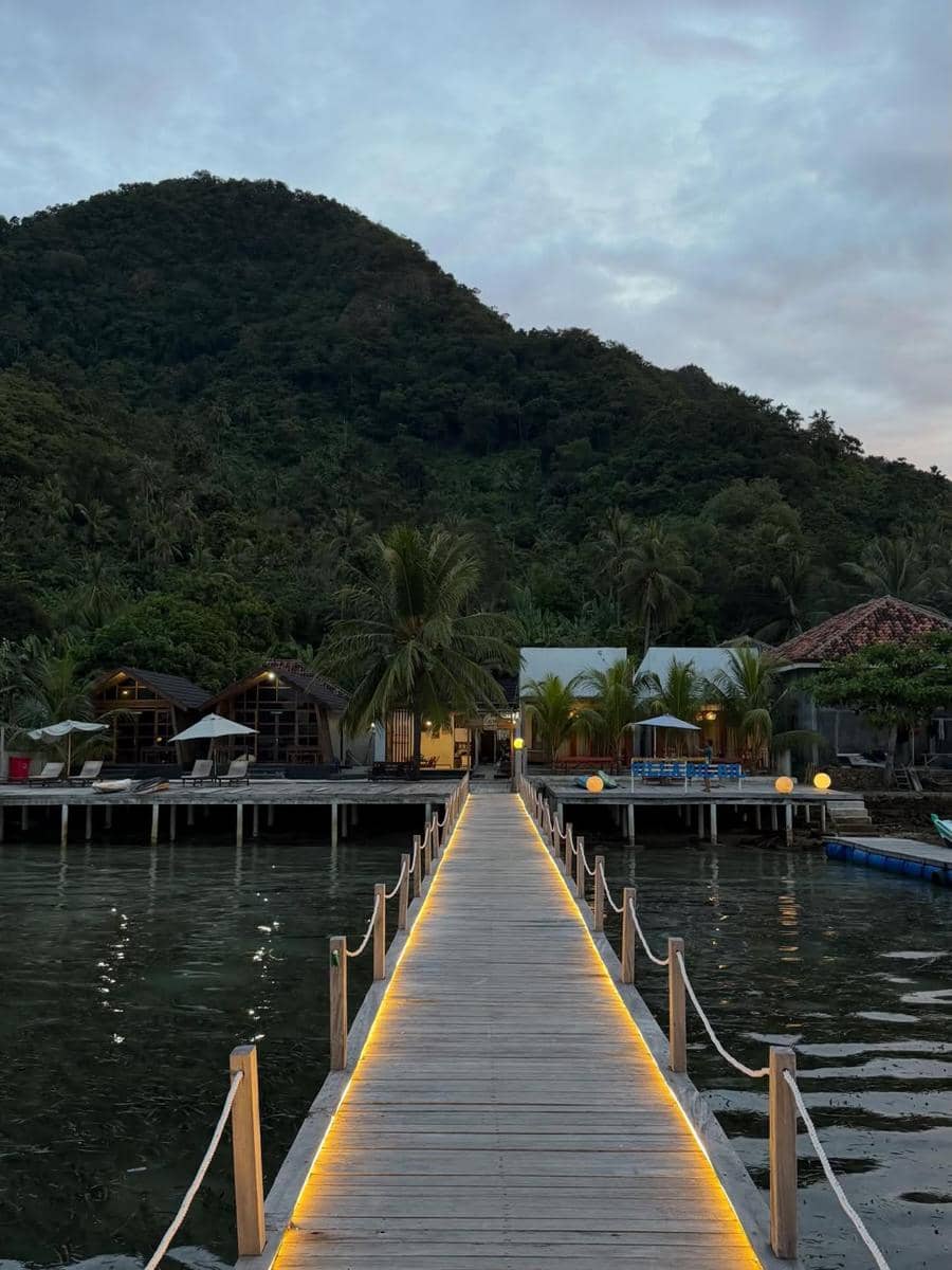 Mayang Lucyana liburan di Pulau Pahawang
