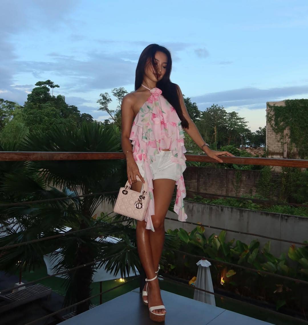 Jennifer Coppen dengan halter top saat di Bali