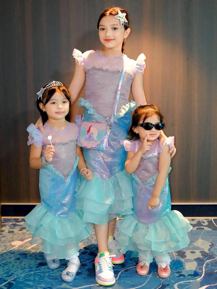Arsy, Ameena dan Azura cosplay jadi Ariel di Disney Cruise