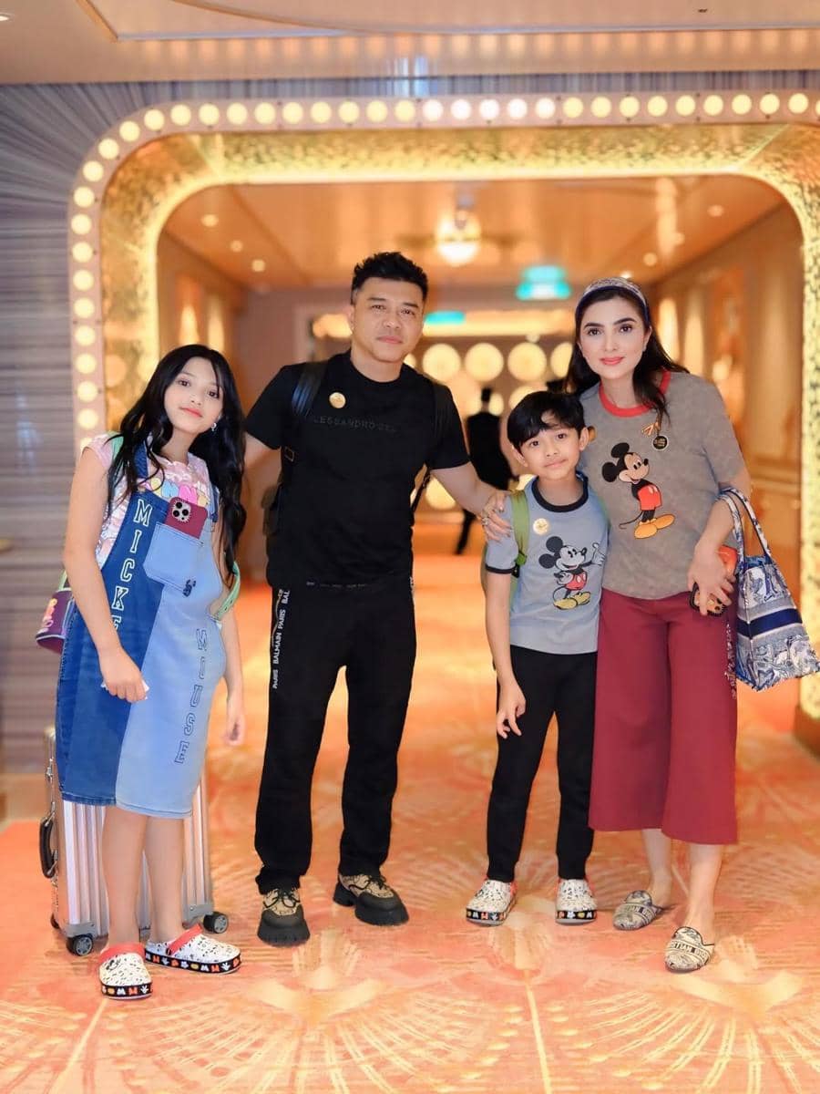 Keluarga Ashanty naik Disney Cruise Singapore