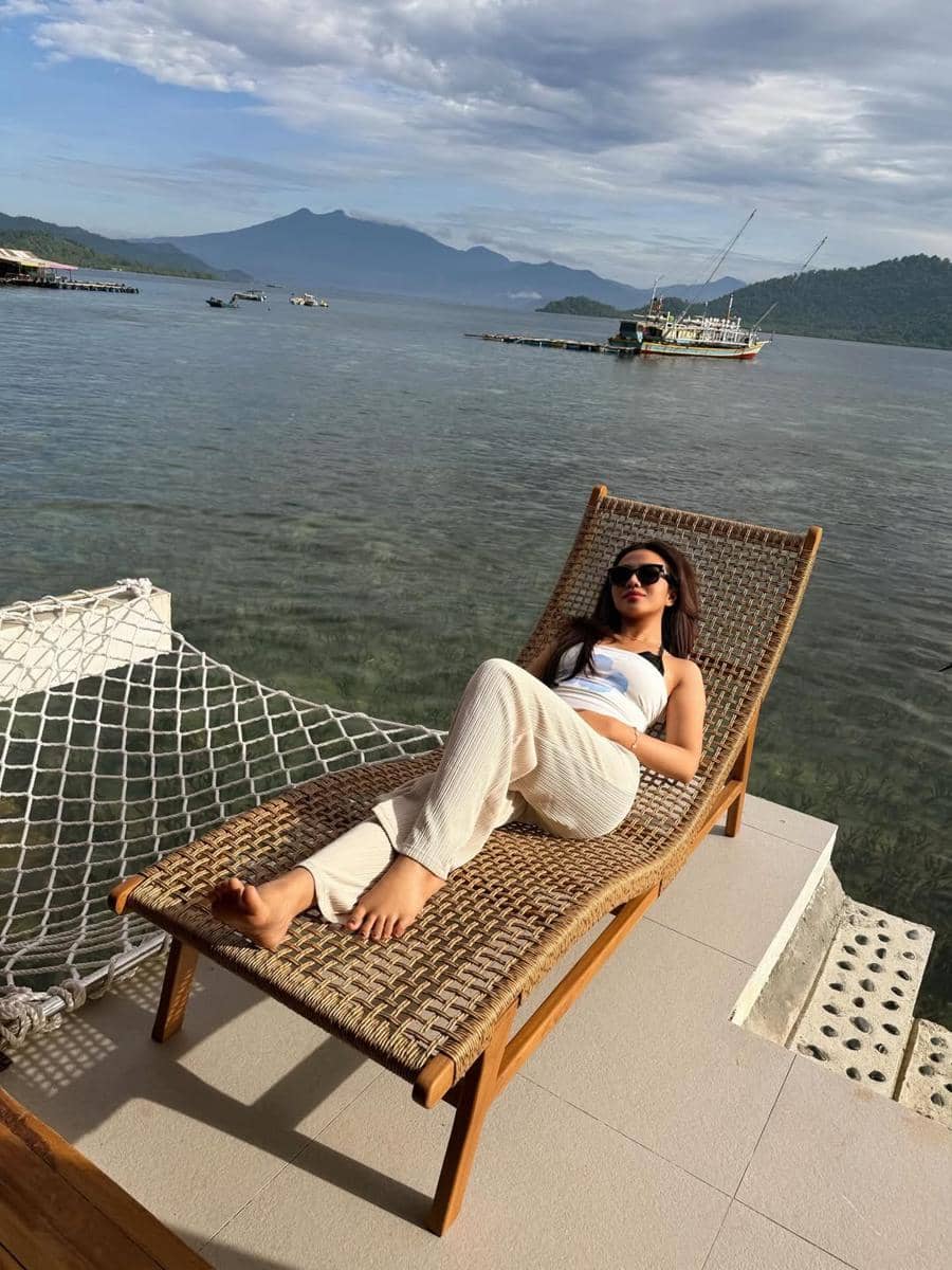 Mayang Lucyana liburan di Pulau Pahawang