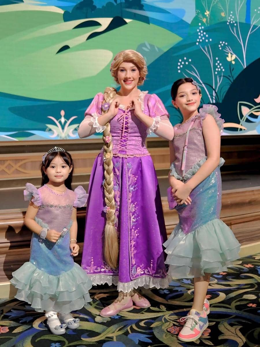 Arsy, Ameena dan Azura cosplay jadi Ariel di Disney Cruise