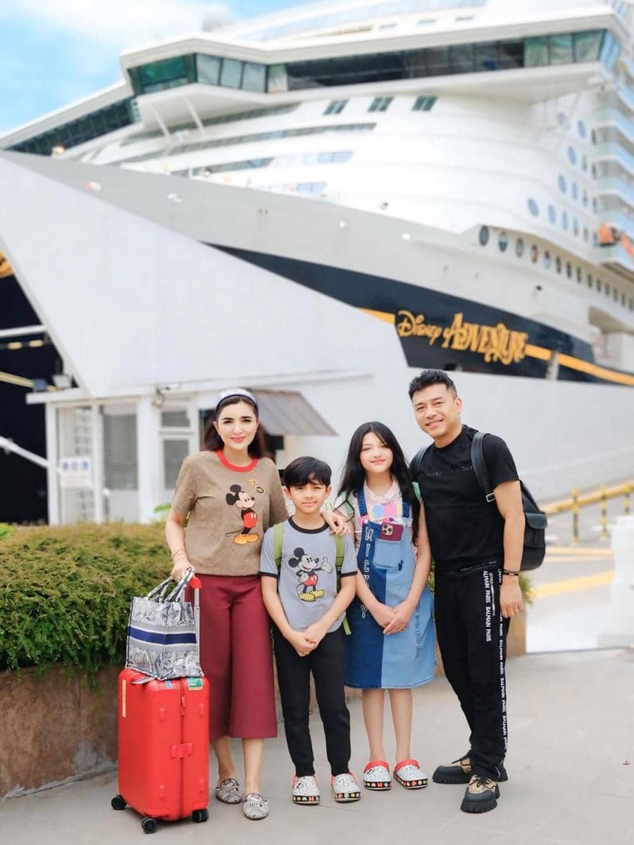 Keluarga Ashanty naik Disney Cruise Singapore