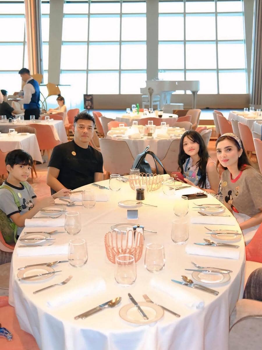 Keluarga Ashanty naik Disney Cruise Singapore