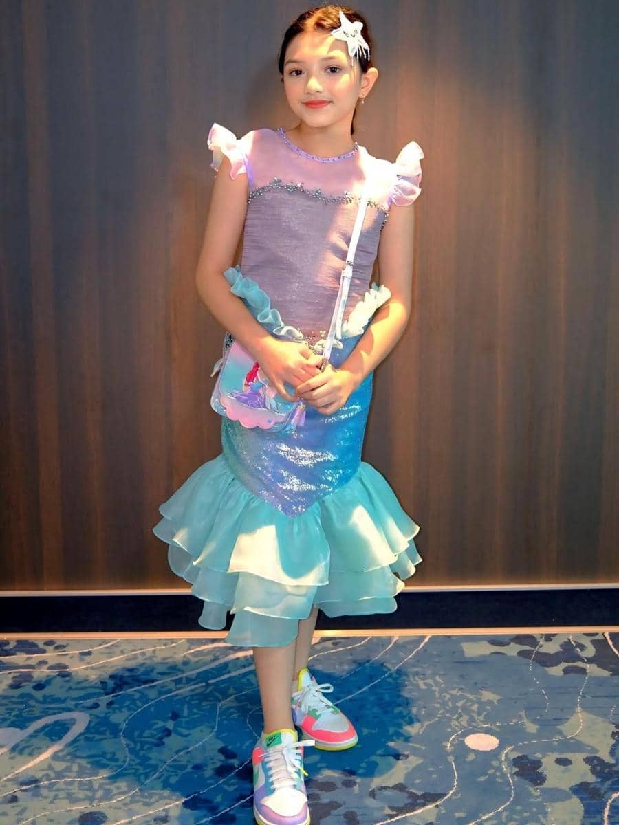 Arsy, Ameena dan Azura cosplay jadi Ariel di Disney Cruise