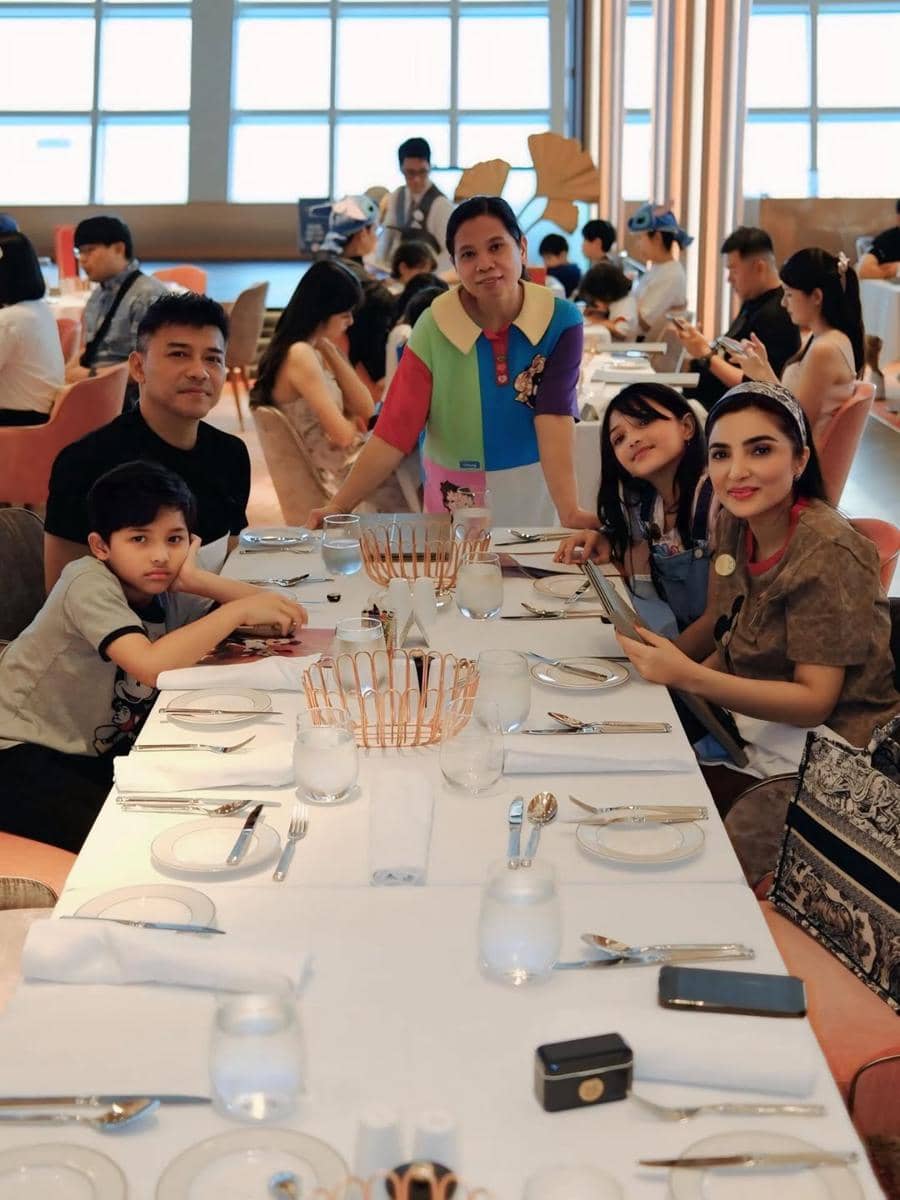 Keluarga Ashanty naik Disney Cruise Singapore