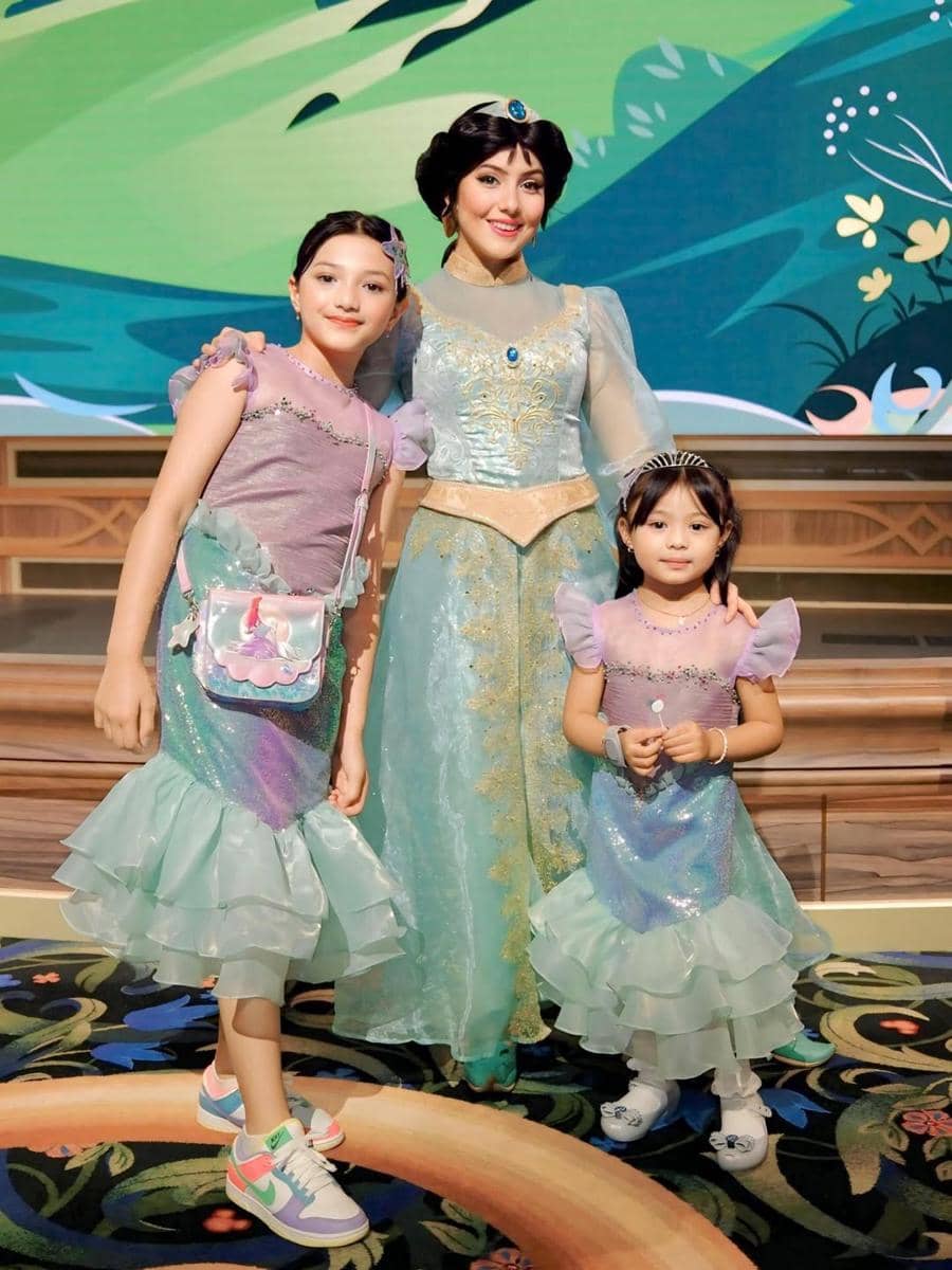 Arsy, Ameena dan Azura cosplay jadi Ariel di Disney Cruise