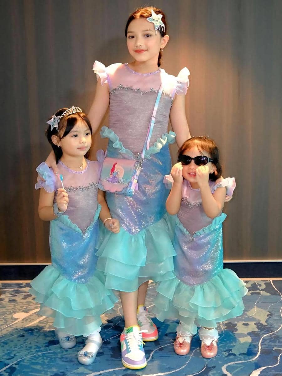 Arsy, Ameena dan Azura cosplay jadi Ariel di Disney Cruise
