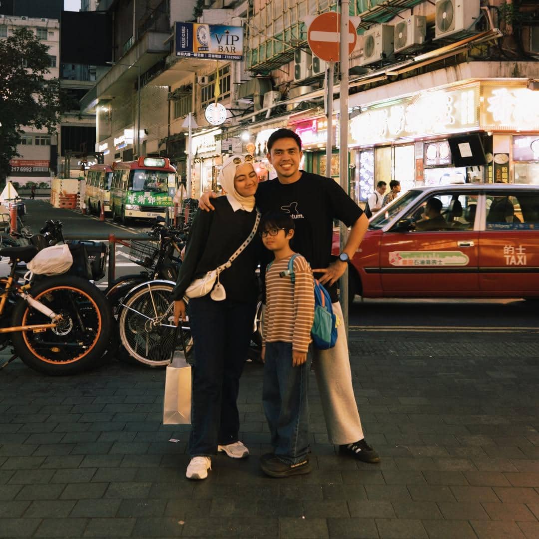 Keluarga Ayudia Bing Slamet saat jalan-jalan di Hong Kong