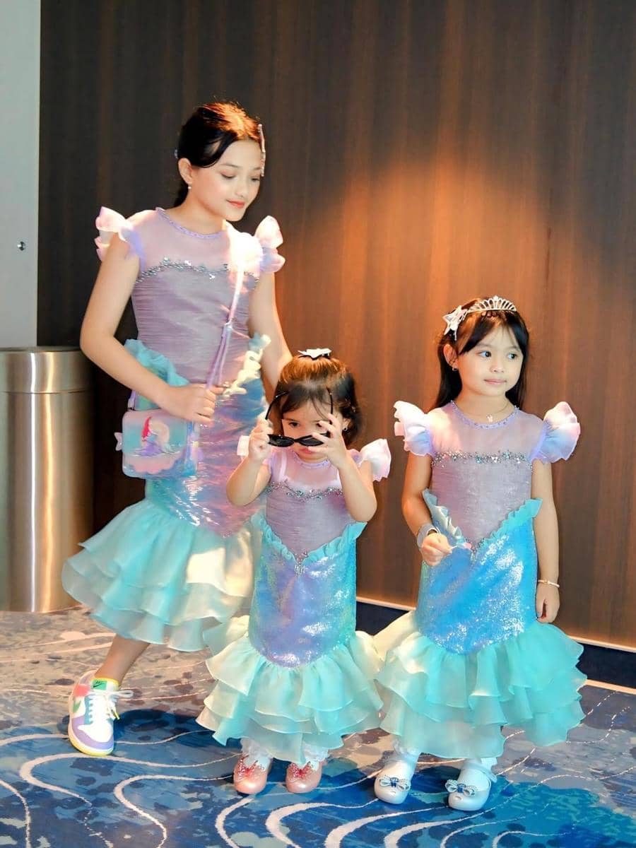 Arsy, Ameena dan Azura cosplay jadi Ariel di Disney Cruise