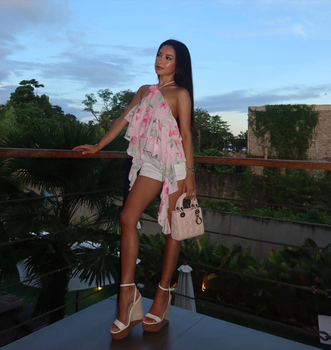 Jennifer Coppen dengan halter top saat di Bali