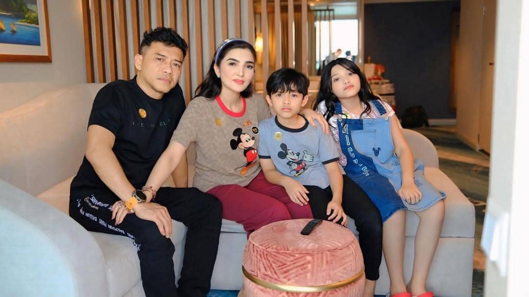 Keluarga Ashanty naik Disney Cruise Singapore