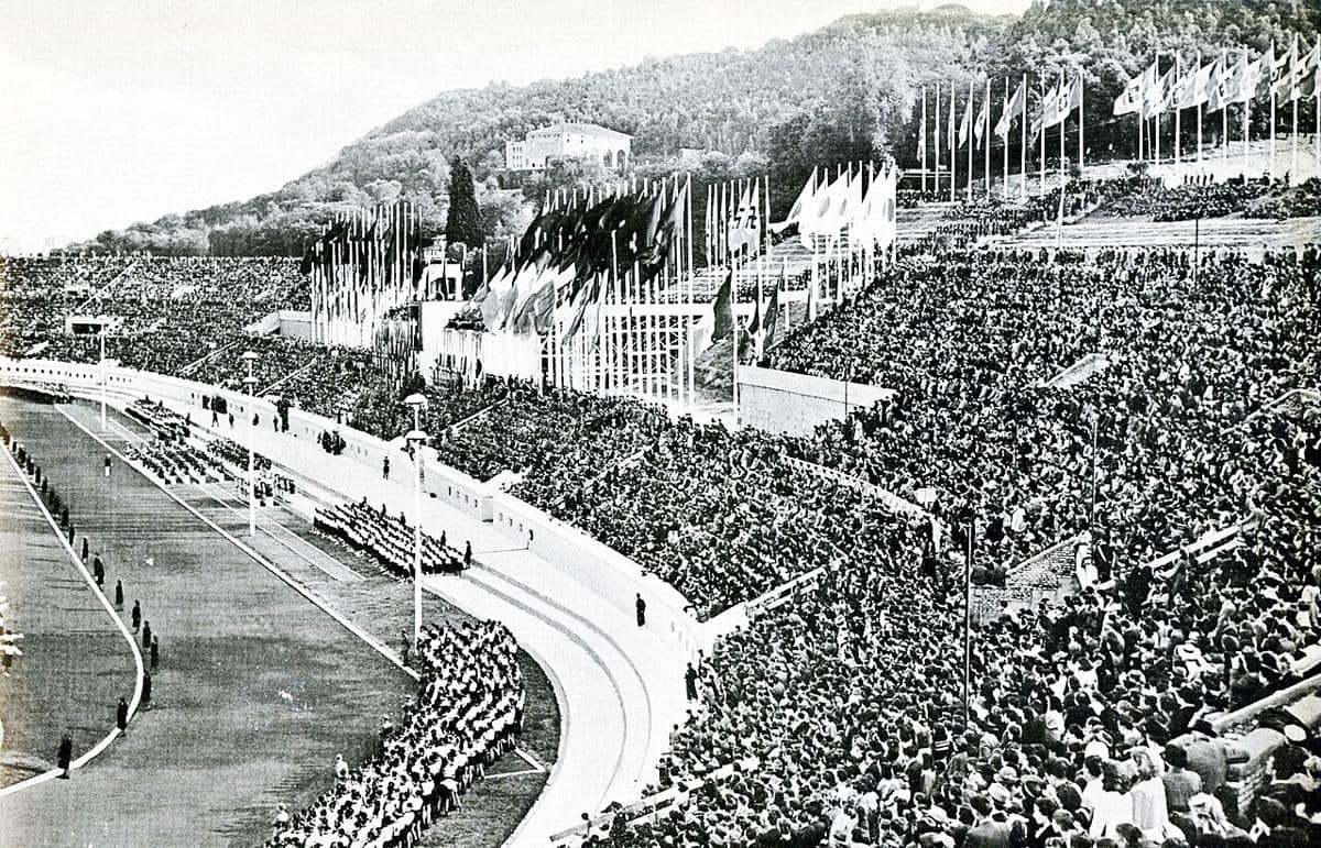 Pameran olahraga pemuda Fasis yang diadakan pada tahun 1941 di Stadio dei Cipressi di Roma.