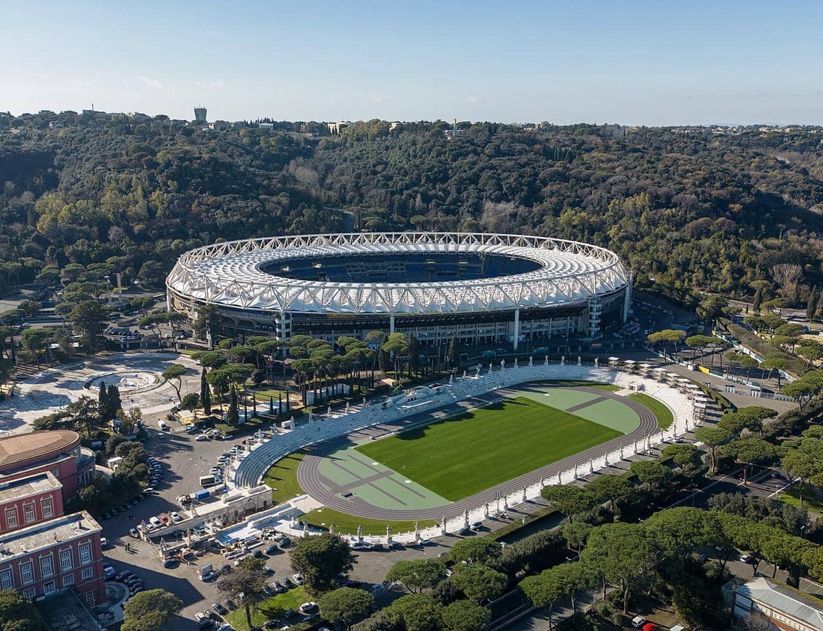 Stadio Olimpico (atas), fasilitas olahraga terbesar di Roma, dan Stadio dei Marmi (bawah), yang terletak di dalam kompleks olahraga Foro Italico.