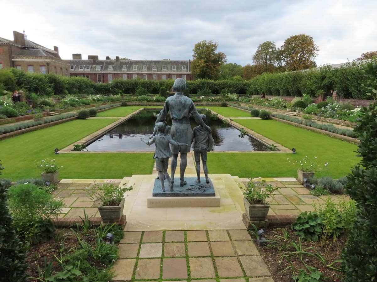 Sunken Garden di Istana Kensington yang dihiasi patung Putri Diana sebagai bentuk penghormatan.