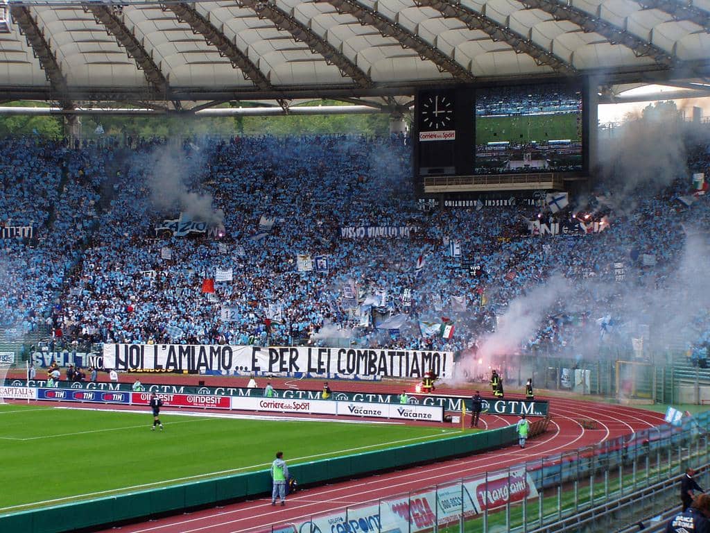 Tribun Curva Nord di Stadio Olimpico di Roma, yang dipenuhi oleh para pendukung setia klub sepak bola Italia S.S. Lazio.