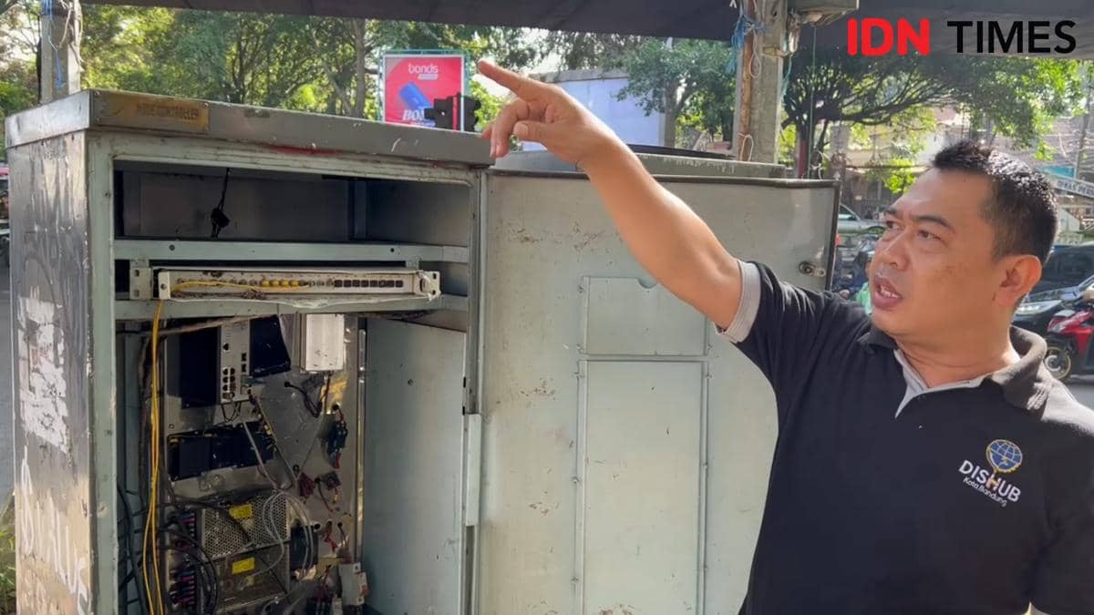 Petugas Dishub menunjukkan kerusakan pada node controller CCTV di Jalan Cikapayang yang rusak akibat aksi May Day di Bandung.