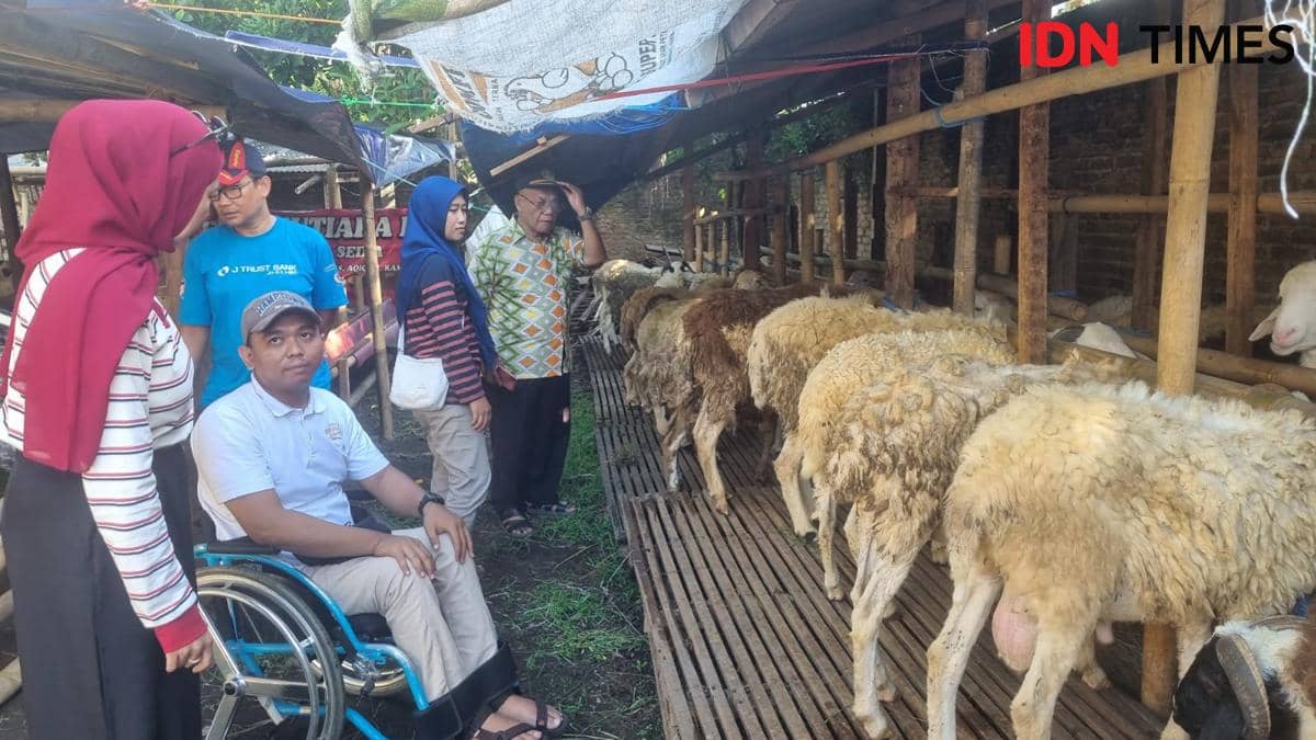 Pedagang hewan kurban di Kasihan Bantul gunakan jasa kaum difabel untuk menjadi marketing hewan kurban. (IDN Times/Daruwaskita)
