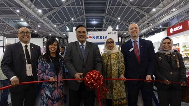Sejumlah perwakilan menghadiri pembukaan stan UMKM BRI di ajang Food and Hospitality Asia 2026 di Singapura dengan pemotongan pita merah.