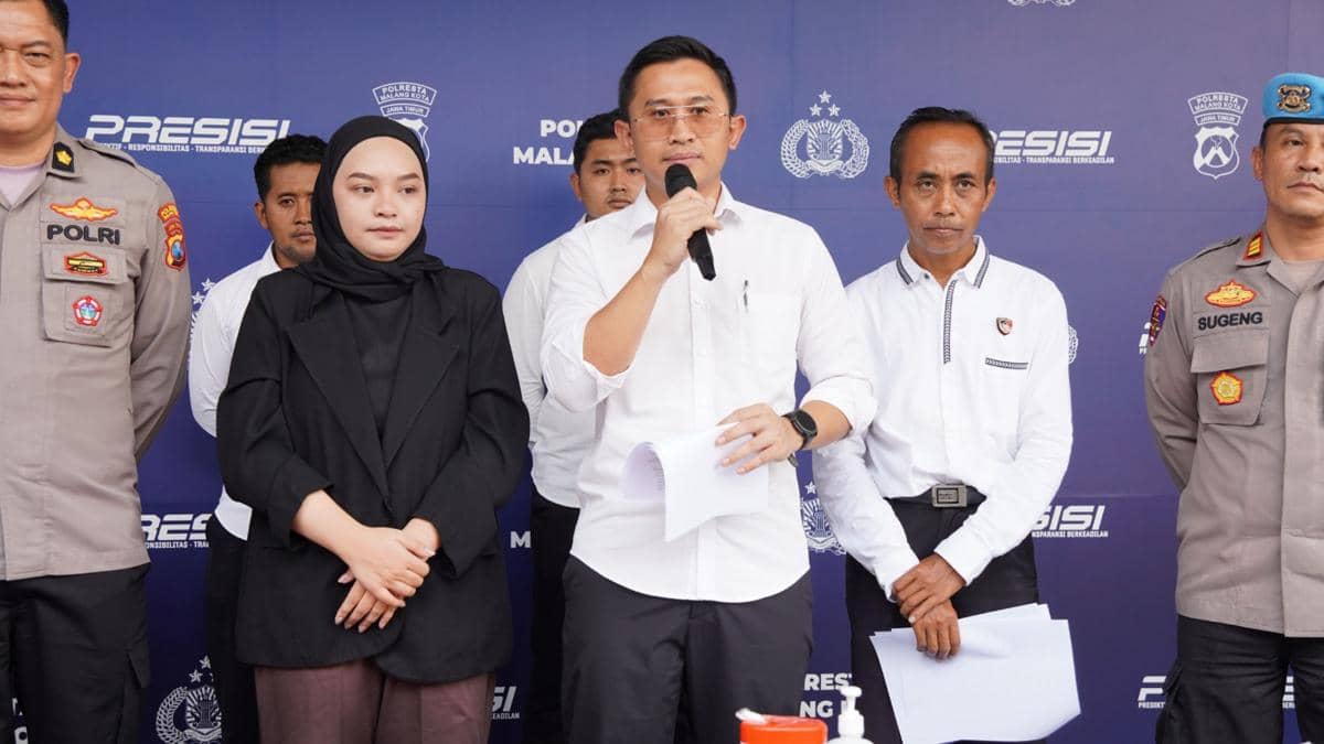 Beberapa pejabat kepolisian dan perwakilan perusahaan memberikan keterangan pers terkait kasus kebakaran PT Gaganeswara di Mapolresta Malang Kota.