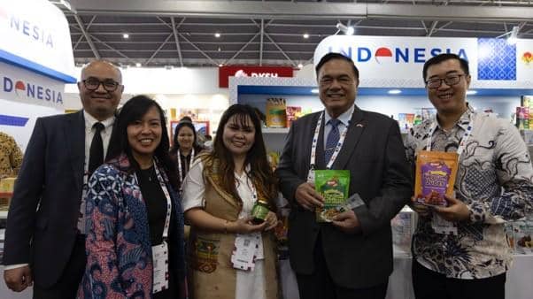 Sejumlah perwakilan UMKM BRI berpose di stan Indonesia pada ajang Food and Hospitality Asia 2026 di Singapura, memamerkan produk unggulan mereka.