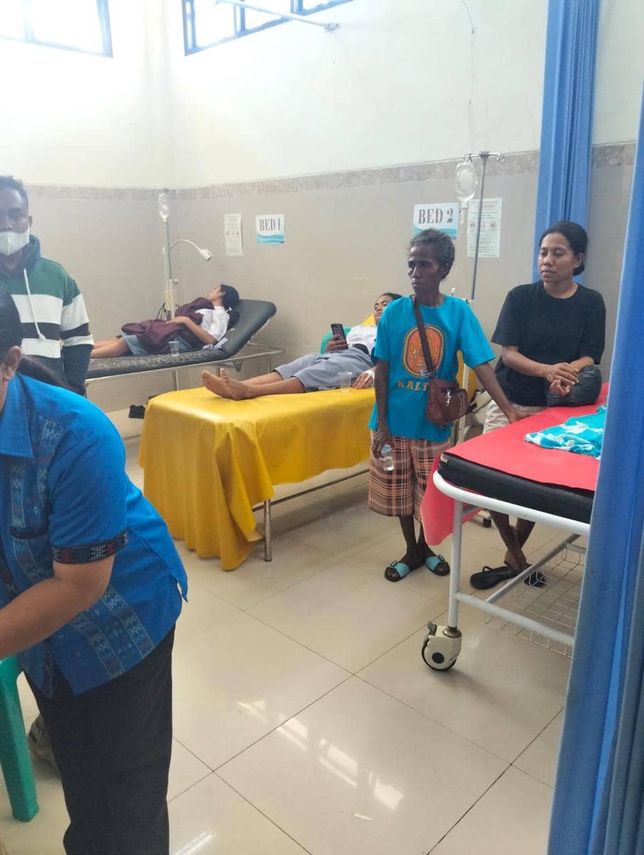 Beberapa pasien dirawat di ruang perawatan rumah sakit di Amanuban, TTS, NTT, setelah mengalami keracunan makanan.