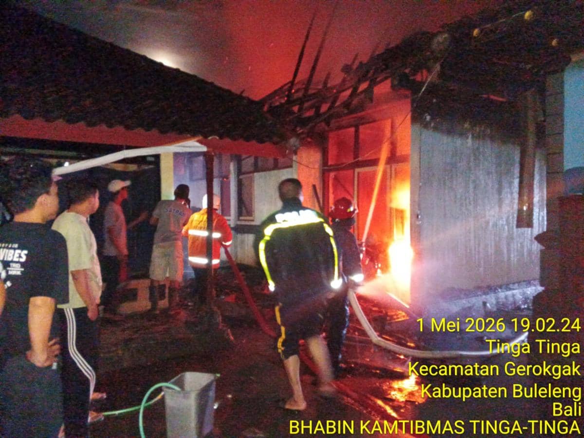 Proses pemadaman api oleh petugas damkar di mes Sekolah Dasar Negeri (SDN) 2 Tinga-Tinga.