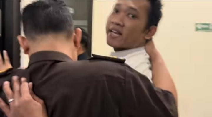 Terdakwa kasus pembunuhan sekeluarga di Indramayu, Ririn bersama pengacaranya. (Tangkapan layar YouTube Pengacartoni)     