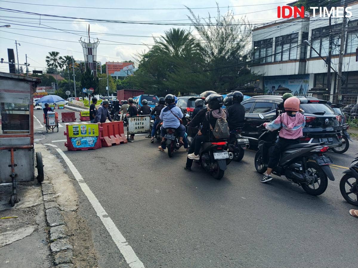 42 Ribu Kendaraan Padati Jalur Puncak saat Akhir Pekan