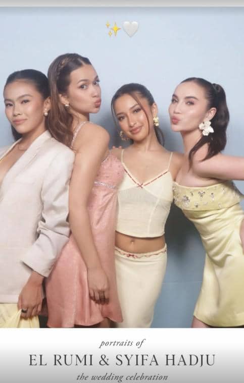 Empat wanita berpose bersama mengenakan busana pesta berwarna pastel saat menghadiri resepsi pernikahan di Bali.