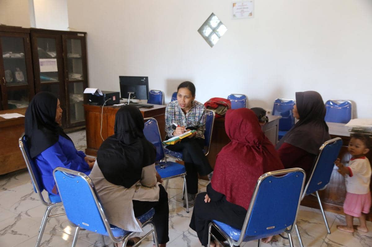 Dosen dan Peneliti GSSD Universitas Indonesia, Irene Sondang Fitrinitia, saat berdiskusi dengan masyarakat pesisir Demak, Jawa Tengah