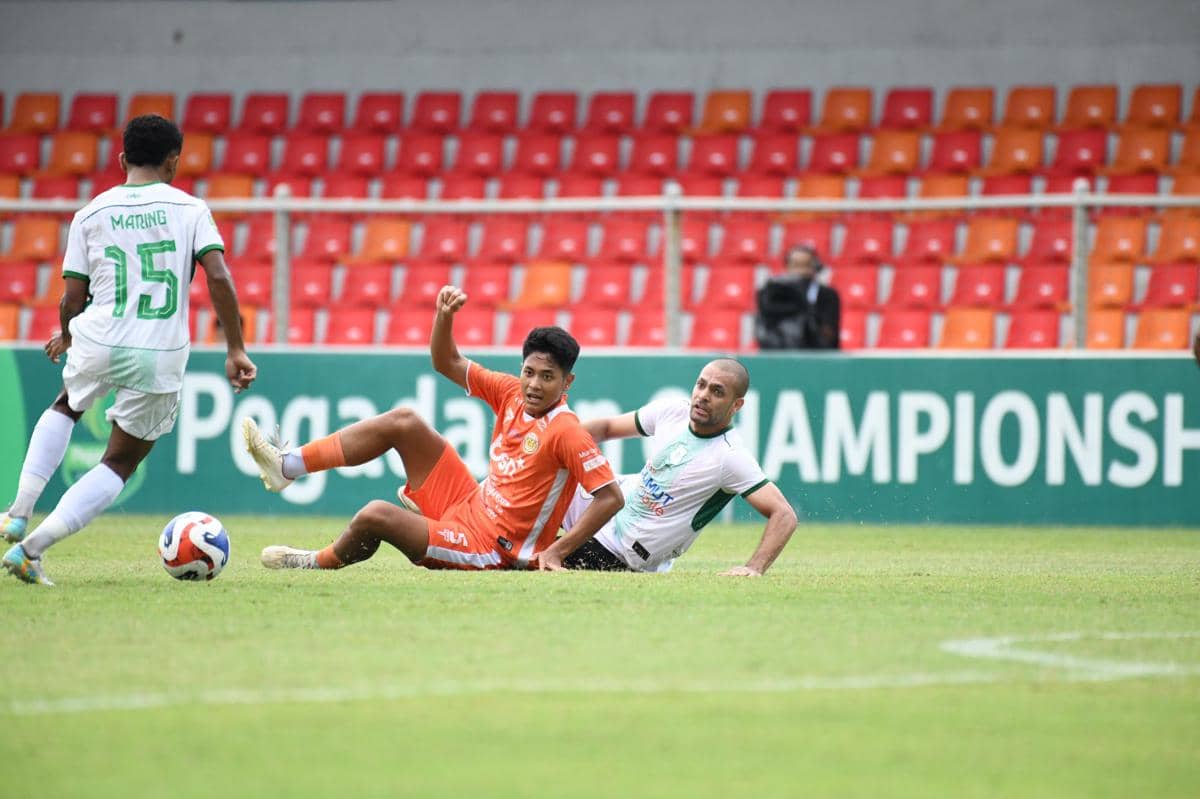 Pemain PSMS dan Persiraja berebut bola di lapangan Stadion H Dimurthala Lampineung pada laga penutup Championship musim 2025/2026.