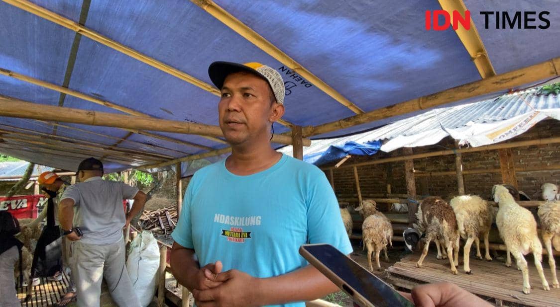 Pedagang hewan kurban di Kasihan Bantul gunakan jasa kaum difabel untuk menjadi marketing hewan kurban. (IDN Times/Daruwaskita)