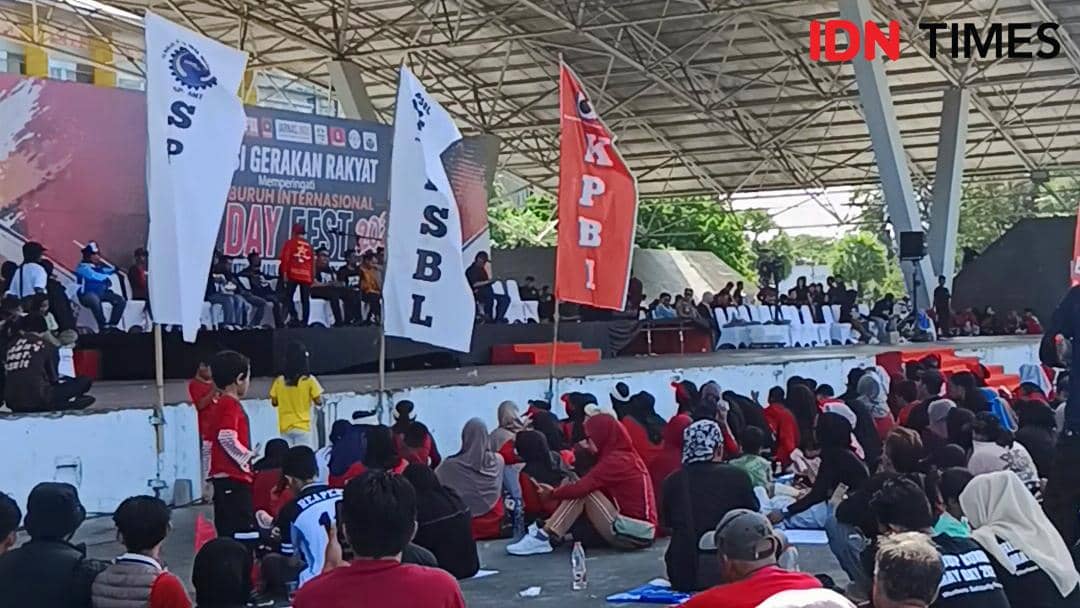 Kegiatan May Day Fest di Lapangan Karebosi Makassar, Jumat (1/5/2026). IDN Times/Ashrawi Muin
