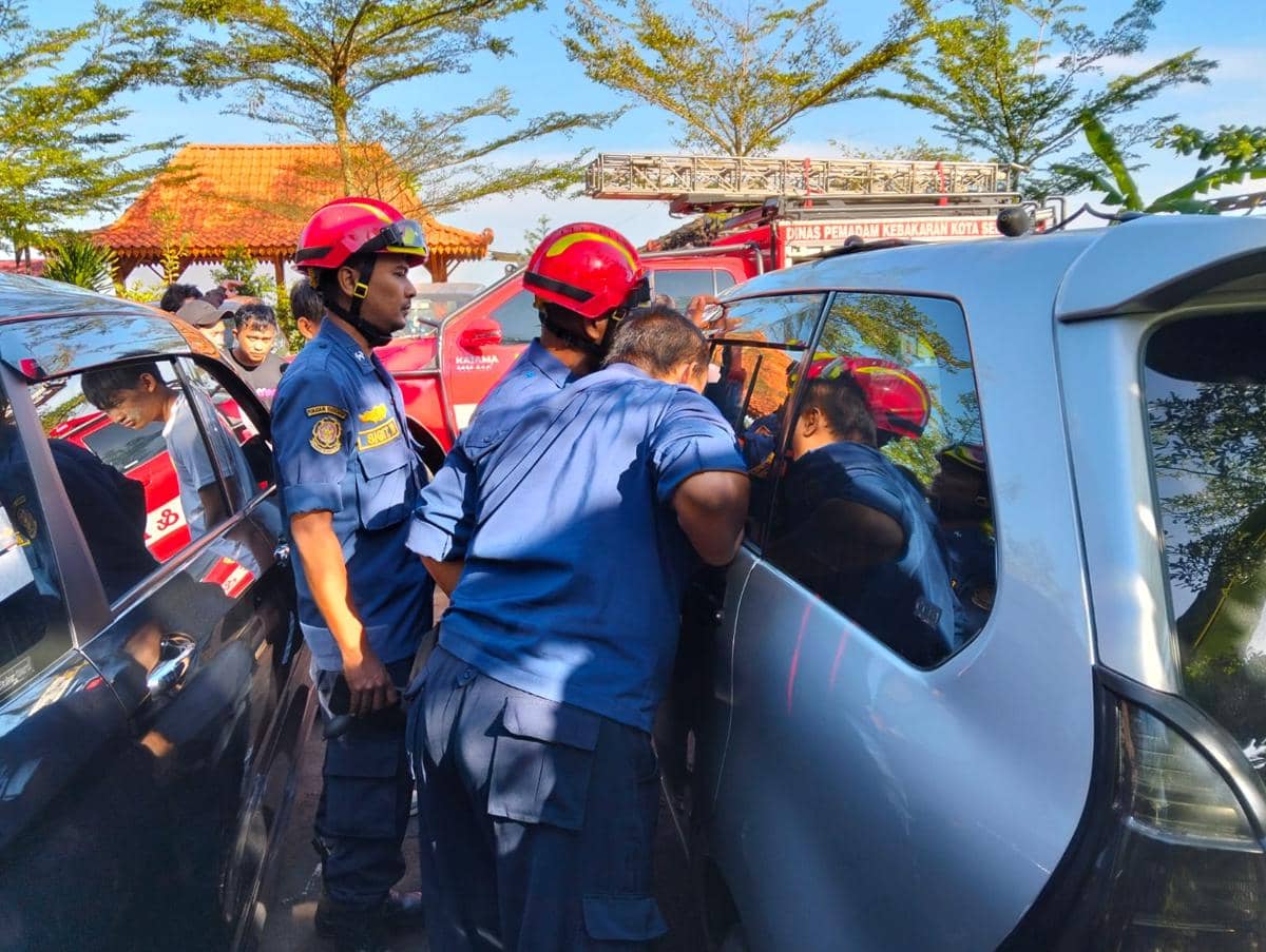 Dramatis! Personel Damkar Selamatkan Bayi 1,5 Tahun Terjebak di Avanza