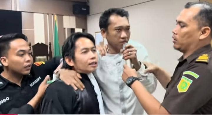 Viral Persidangan Kasus Pembunuhan Sekeluarga di Indramayu Memanas