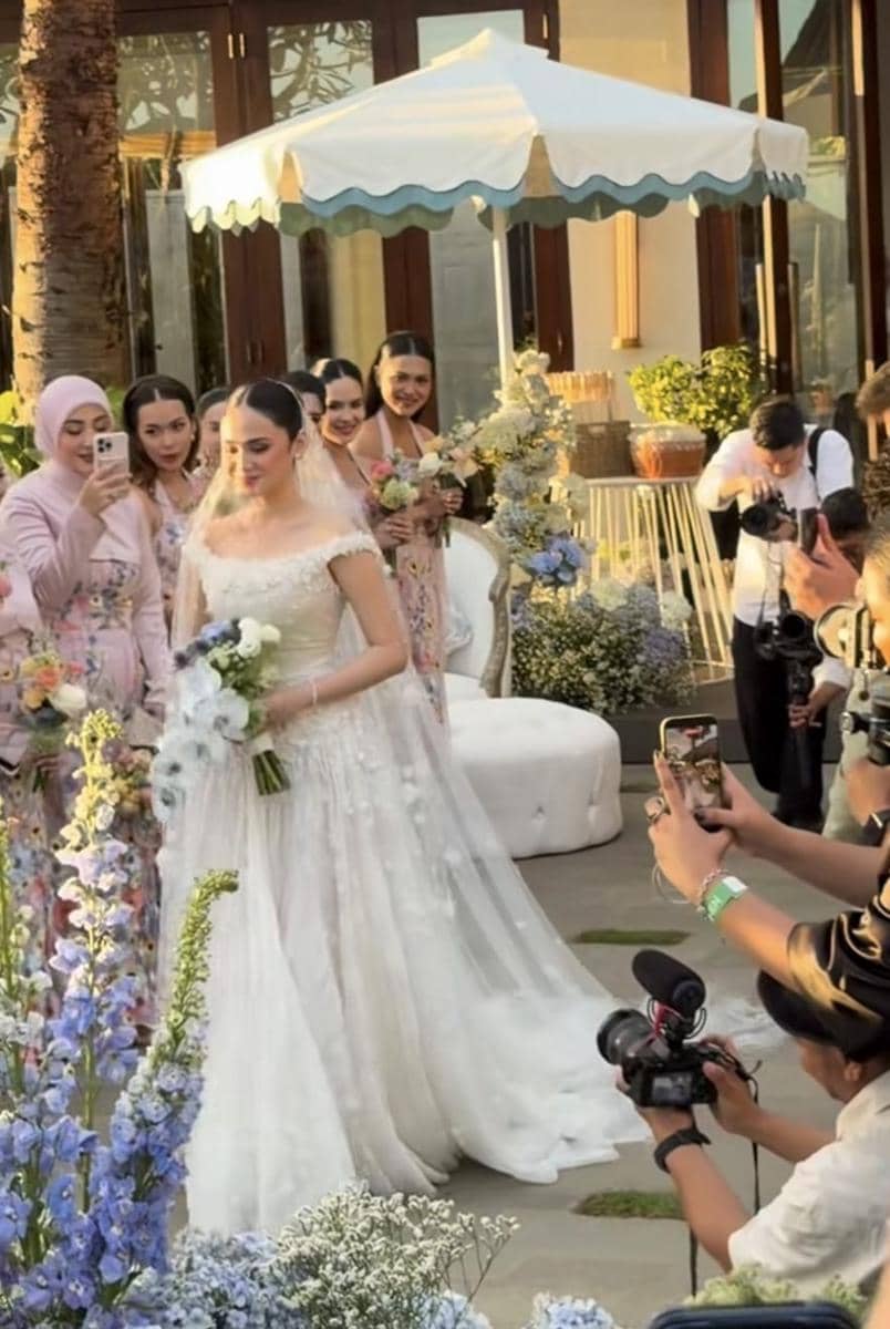 Resepsi pernikahan El Rumi dan Syifa Hadju di Bali