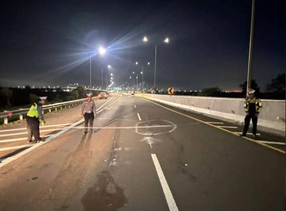 Polisi melakukan olah TKP kecelakaan di tol Palindra. (Dok. Sat Lantas Polres Ogan Ilir)