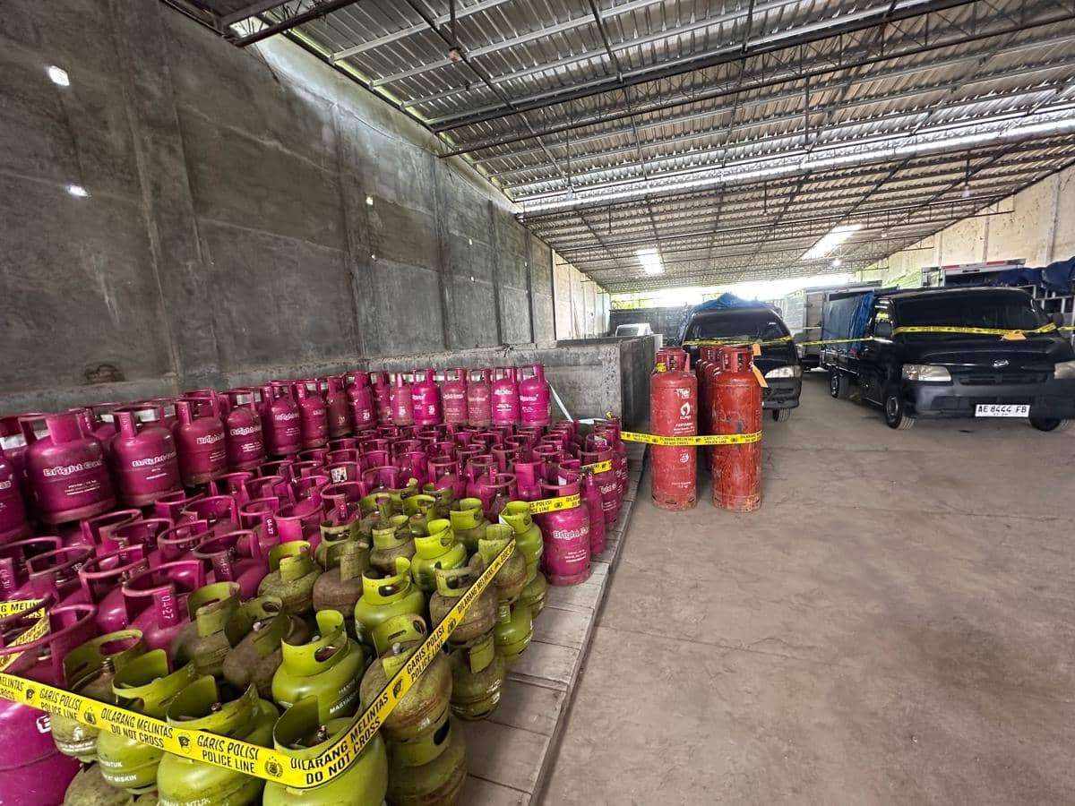 Deretan tabung LPG bersubsidi berbagai ukuran disegel garis polisi di sebuah gudang di Wonosari, Klaten, bersama beberapa kendaraan.