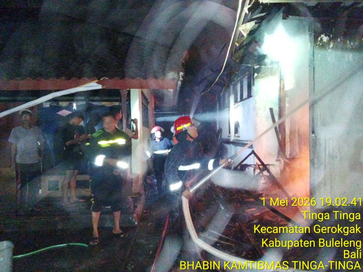 Proses pemadaman api oleh petugas damkar di mes Sekolah Dasar Negeri (SDN) 2 Tinga-Tinga. 