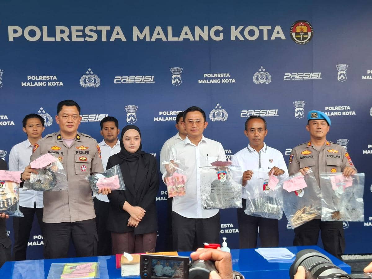 Petugas kepolisian Polresta Malang Kota bersama sejumlah orang memperlihatkan barang bukti kasus kebakaran PT Gaganeswara saat konferensi pers.