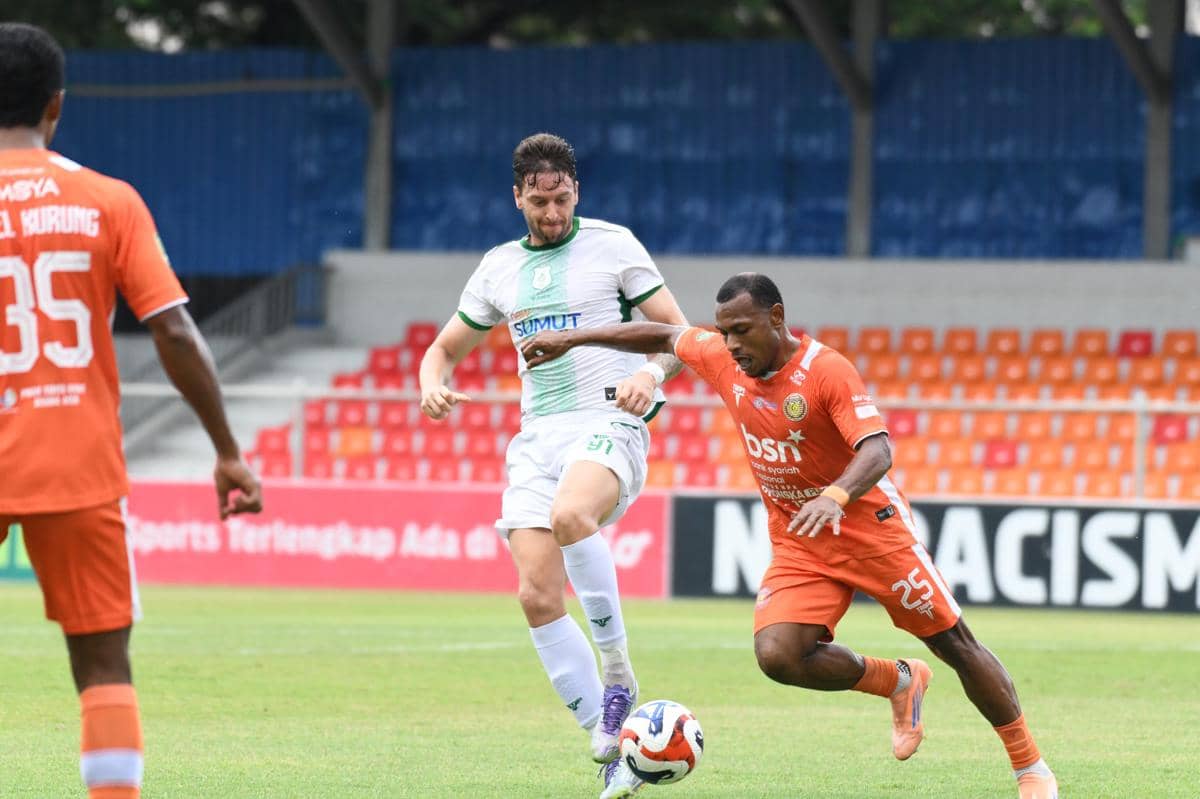 Pemain PSMS Medan dan Persiraja Banda Aceh berebut bola dalam laga penutup Championship 2025/2026 di Stadion H Dimurthala, Lampineung.