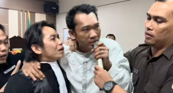Terdakwa kasus pembunuhan sekeluarga di Indramayu, Ririn bersama pengacaranya. (Tangkapan layar YouTube Pengacartoni)     