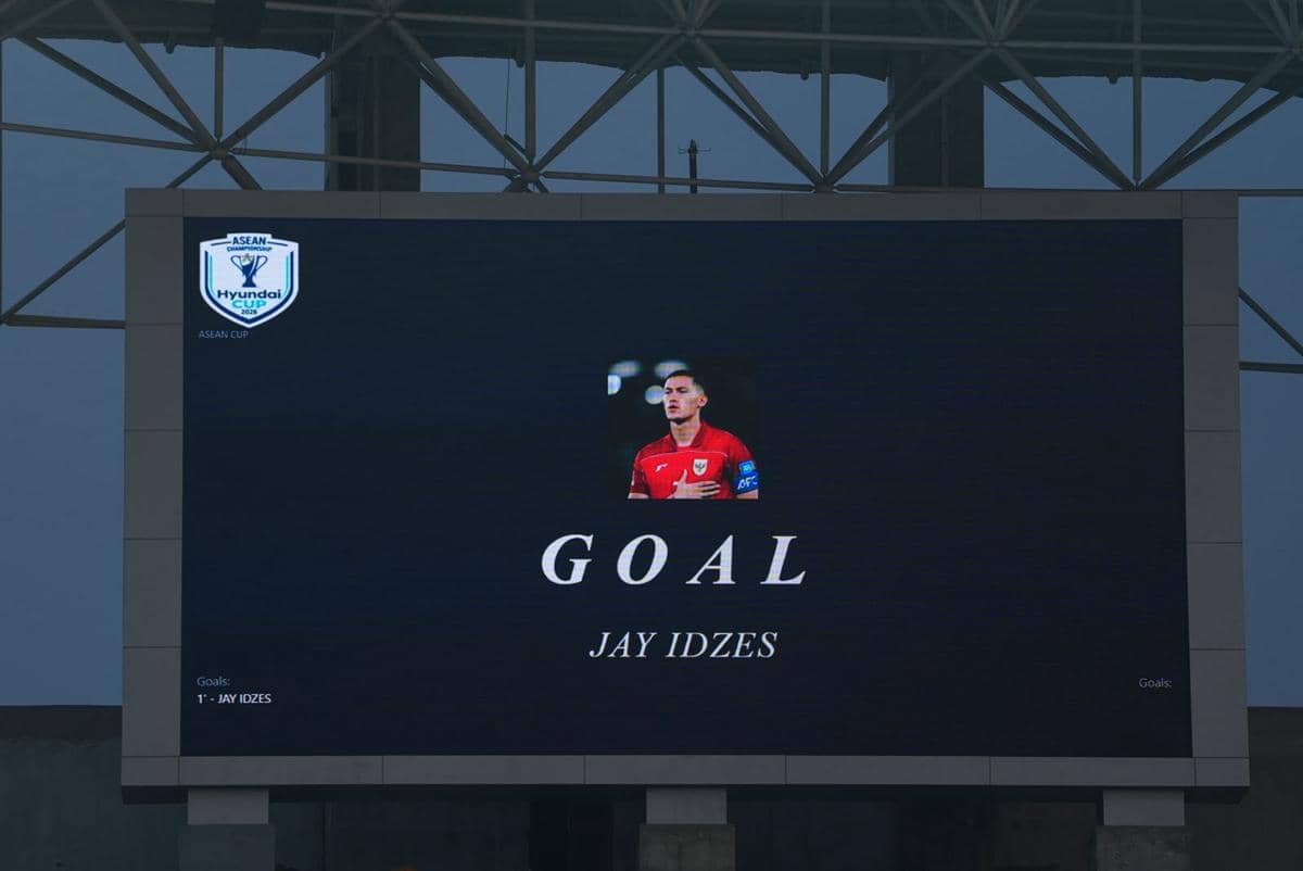 Layar besar Stadion Teladan Medan menampilkan tulisan gol dengan foto pemain sepak bola saat persiapan menjelang AFF U-19.