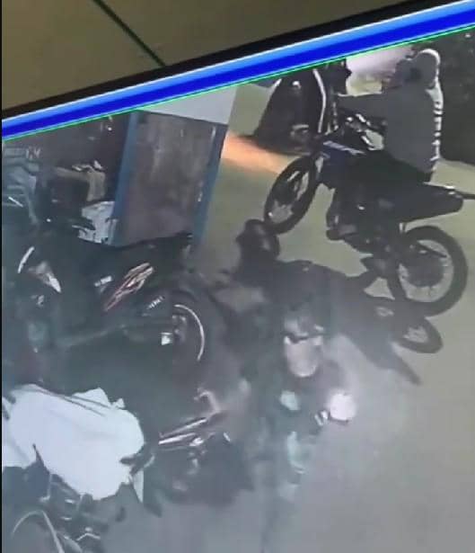 Rekaman CCTV menangkap momen kelompok geng motor di Makassar menyerang menggunakan airsoft gun/Istimewa