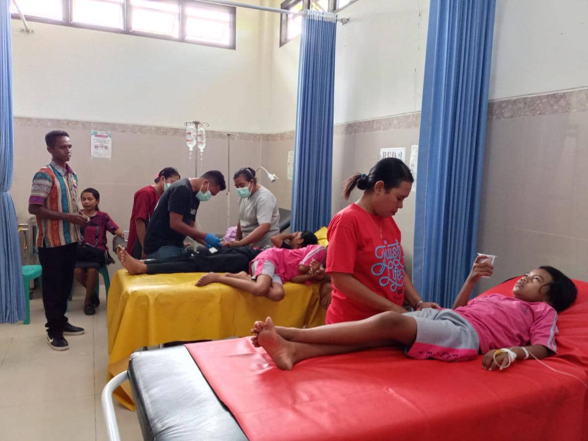 Beberapa anak dirawat di ruang medis dengan infus setelah mengalami keracunan di Amanuban, TTS, Nusa Tenggara Timur.