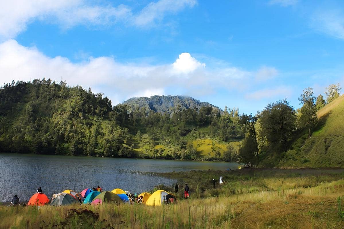 Ranu Kumbolo dari Tanjakan Cinta