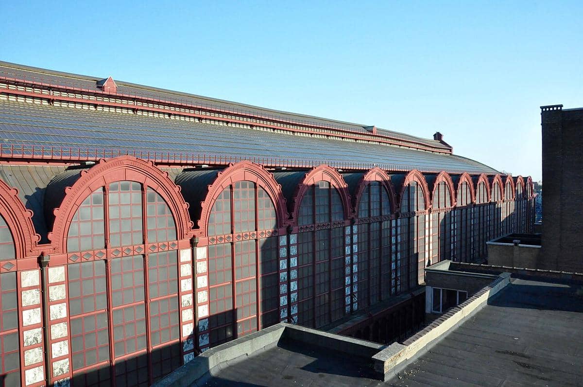 Distorsi gelombang di ujung kanan atas atap aula stasiun kereta Antwerpen Centraal. 