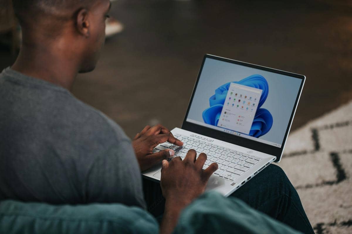 ilustrasi laptop 