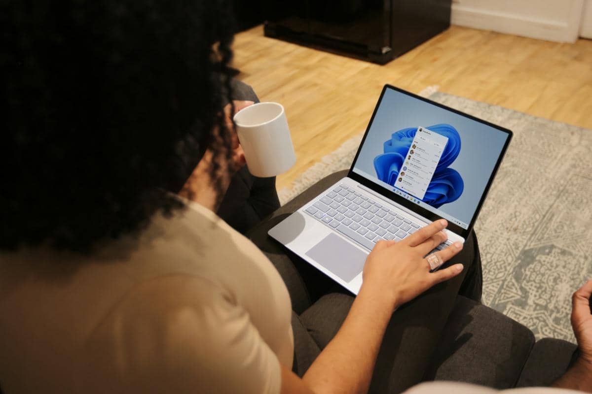 ilustrasi laptop 